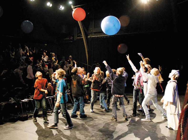Зрители - тоже участники представления. Фрагмент спектакля "Крылья для клоунов". Проект Piano-Fortissimo. Эссен, 2010 год.